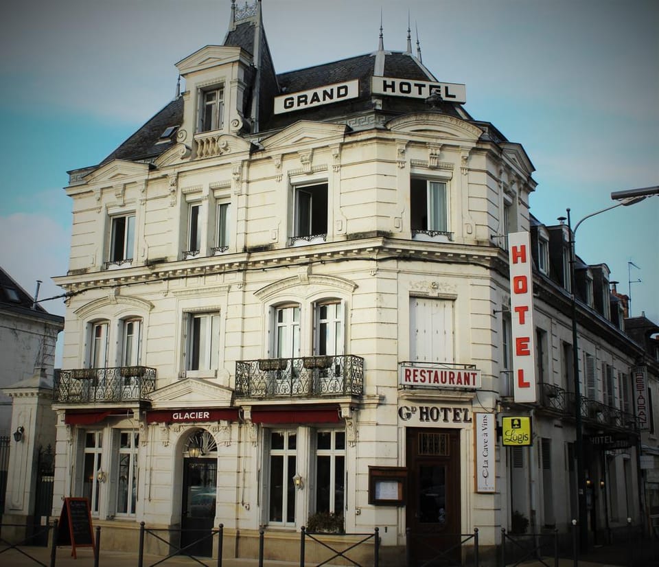 Logis Le Grand Hotel Hotel in Centre-Val de Loire