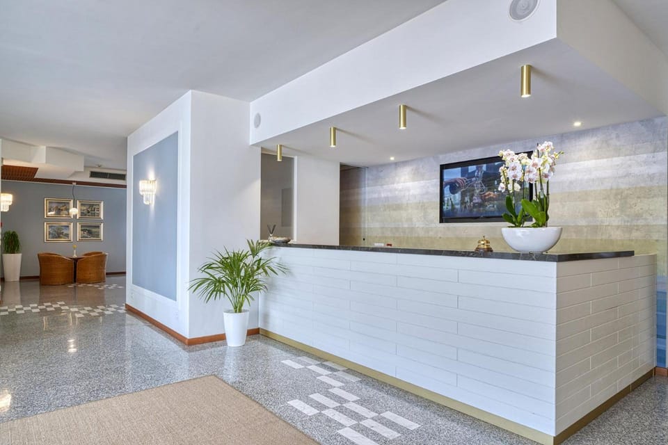 Sky Pool Hotel Sole Garda Hotel in Garda