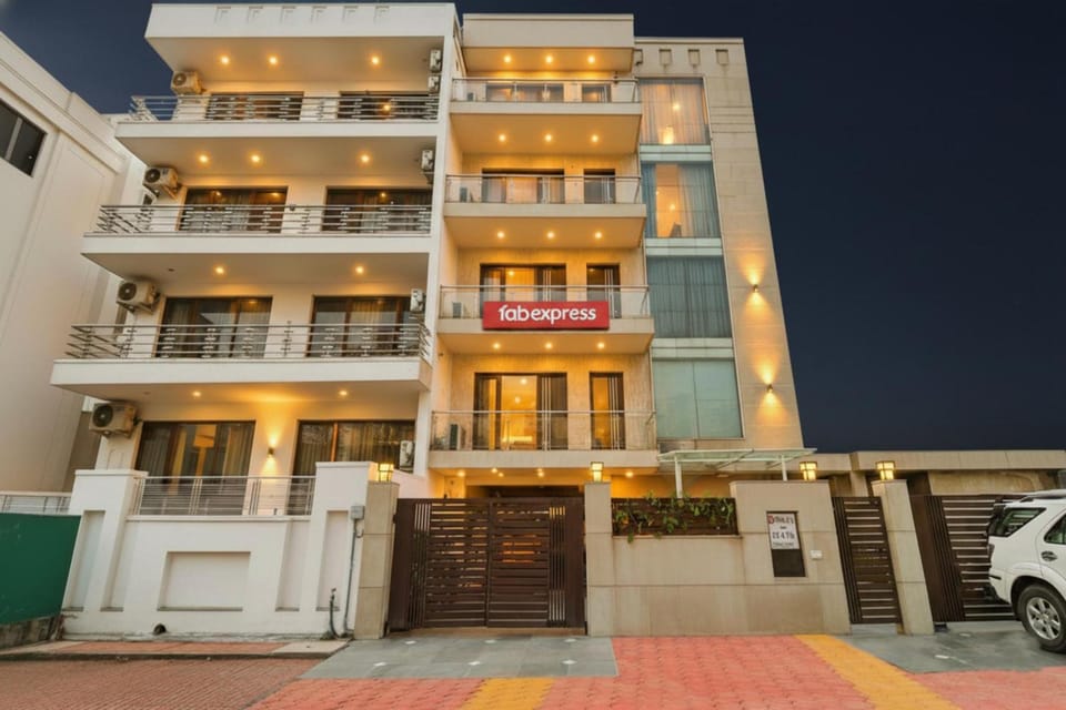 Via Hemkunt Residency - Nr Yatharth Super Speciality Hospital - Noida 110 Hotel in Noida