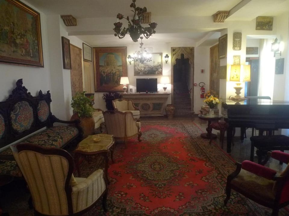 Shared lounge/TV area