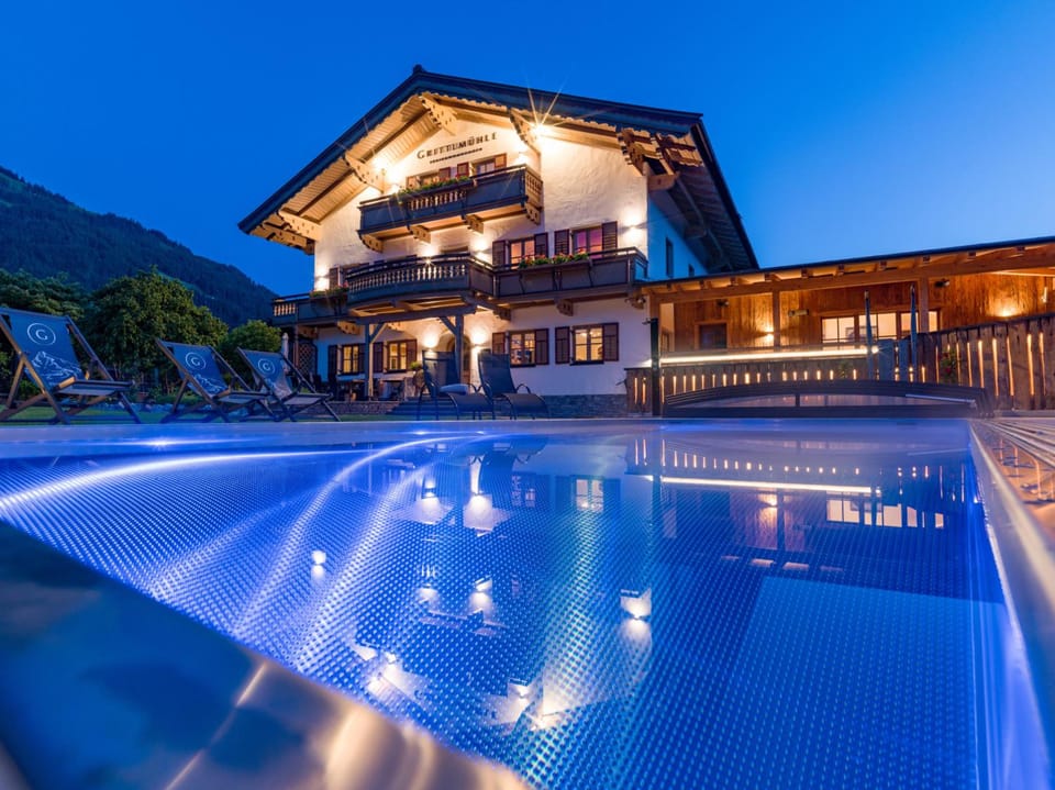 Grittlmuhle Chalet Ferienwohnungen Hotel in Salzburgerland