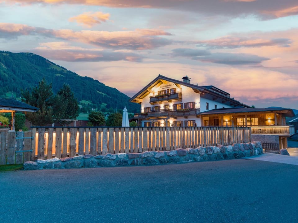 Grittlmuhle Chalet Ferienwohnungen Hotel in Salzburgerland