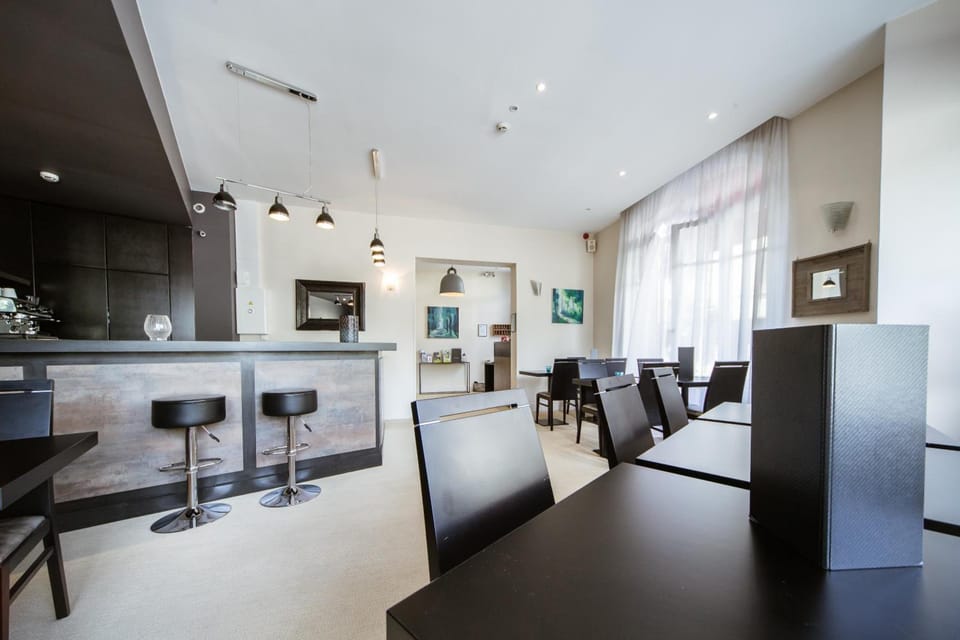 LOGIS HOTEL - Le Petit Bellon Hotel in Île-de-France