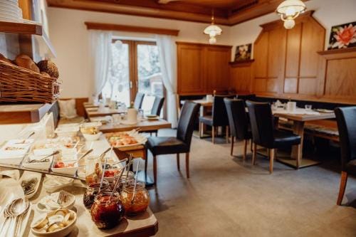 Dorfcafe Unken Hotelpension sWirtshaus im Dorf Inn in Berchtesgadener Land