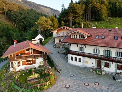 Berggasthof Hotel Duftbrau I Ruhige Alleinlage I Mitten im Grunen Hotel in Salzburgerland