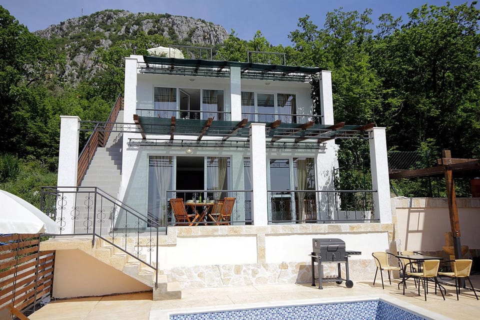 Apartments Oktopus Hotel in Montenegro