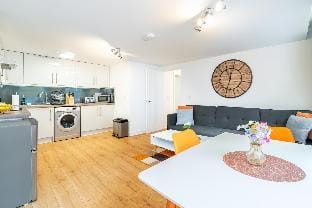 Central Apartment With 55'' Smart TV, Netflix Hotel in Andover