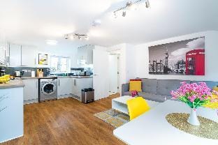 Town Center Apartment With 55'' Smart TV, Netflix Hotel in Andover