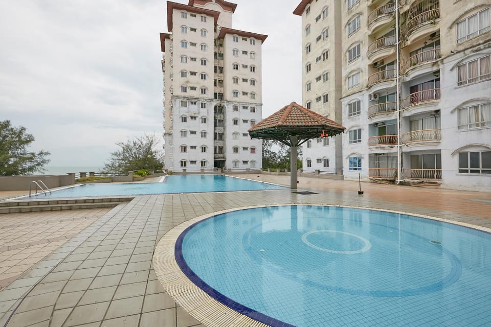 Swimming pool [outdoor]