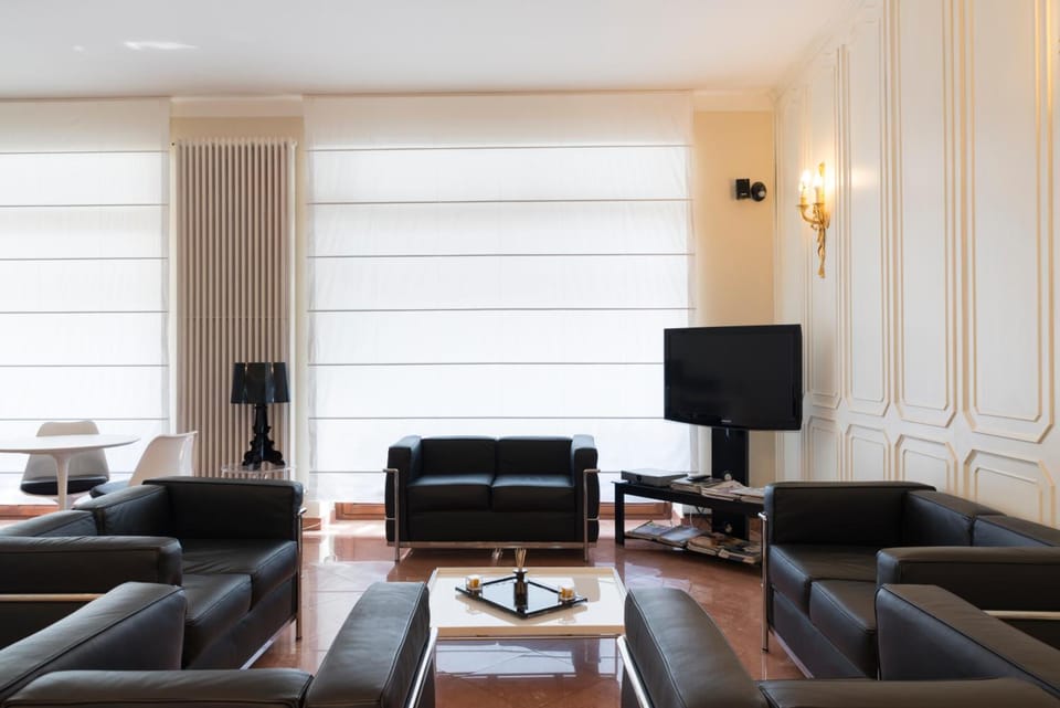 Shared lounge/TV area
