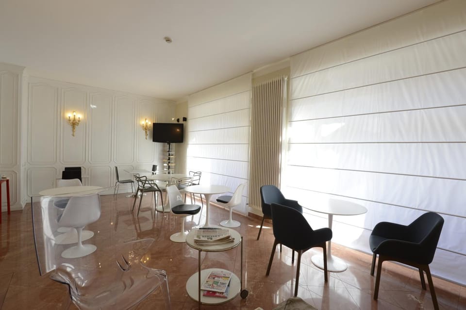 Shared lounge/TV area