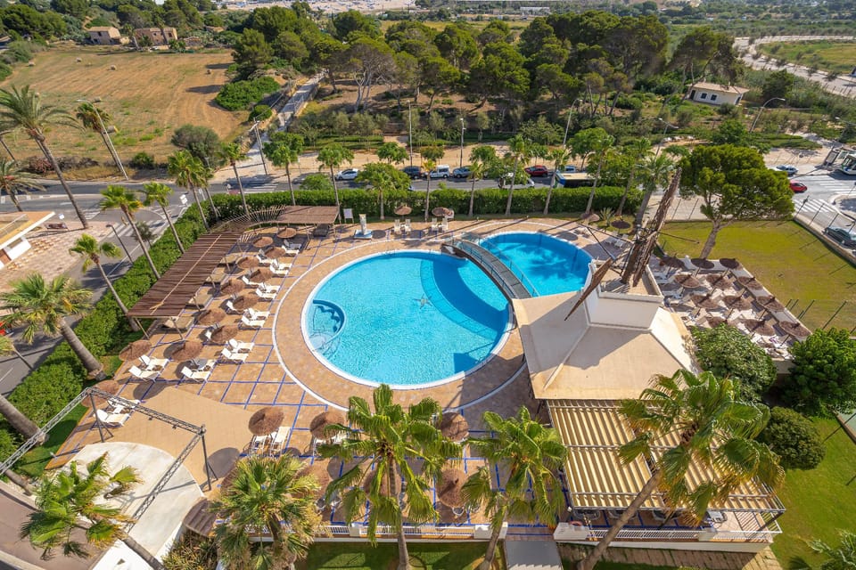 Swimming pool [outdoor]