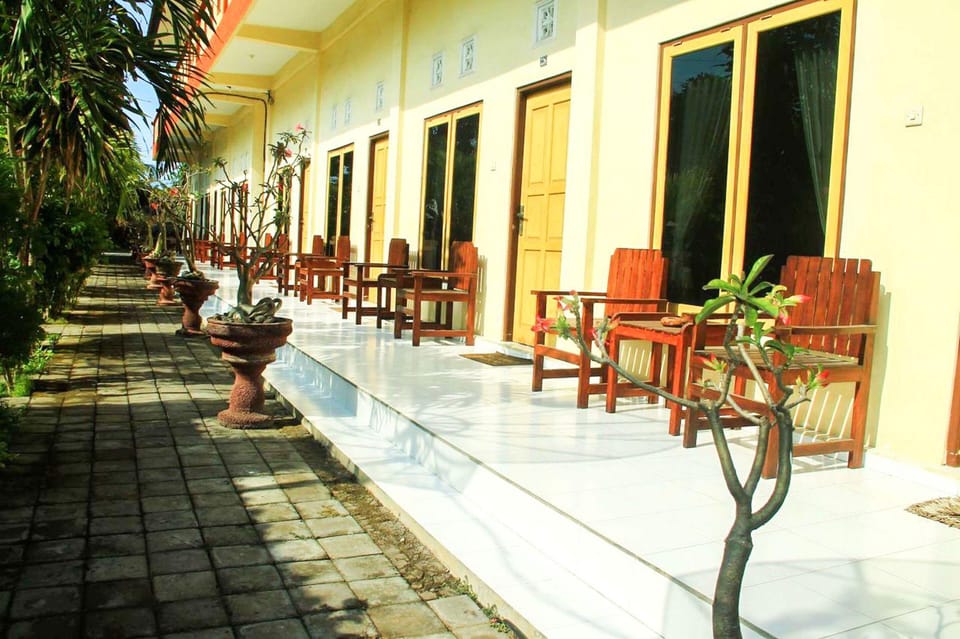 OYO 3096 Hotel Dewi Warsiki Near Gilimanuk Port Hotel in Bali