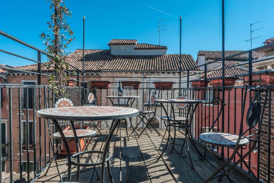 Ca' San Trovaso - 6 Rooms Hotel in Lido di Venezia