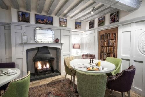 The Deddington Arms Inn in West Oxfordshire District