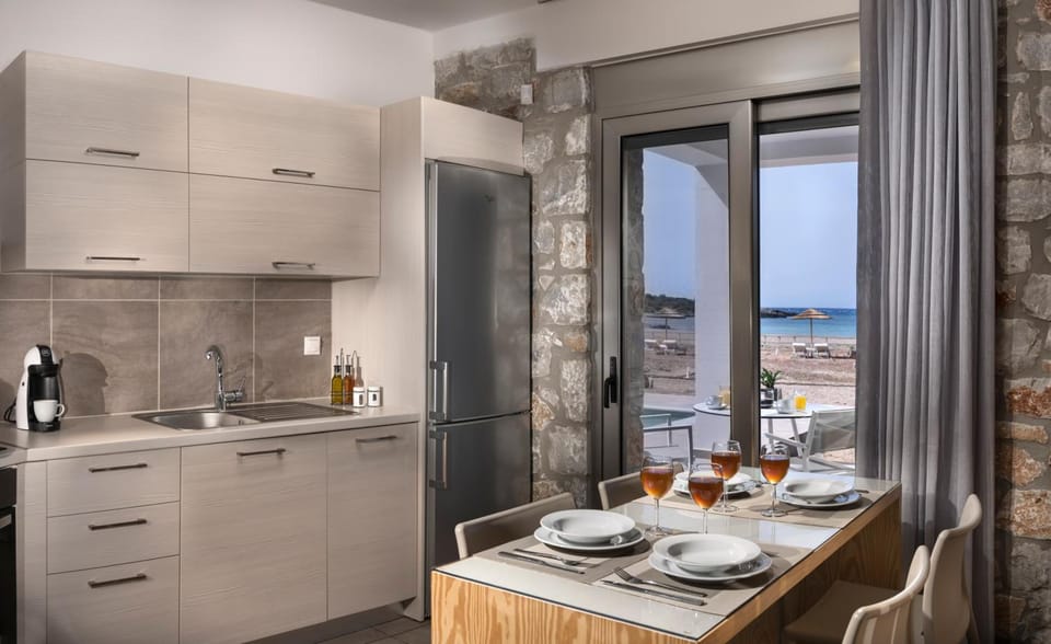 Cedar Bay Beachside Villas Hotel in Crete
