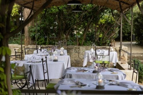 Le Mas Les Eydins Hotel in Bonnieux