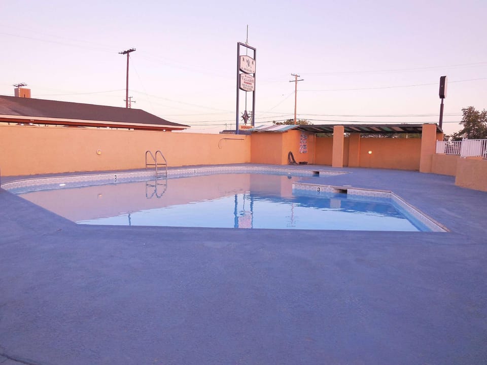 Swimming pool [outdoor]