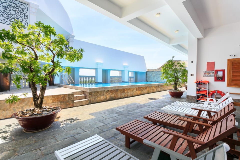 Swimming pool [outdoor]