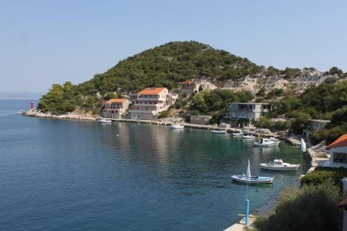 Apartments and rooms by the sea Zaklopatica, Lastovo - 994 Hotel in Dubrovnik-Neretva County