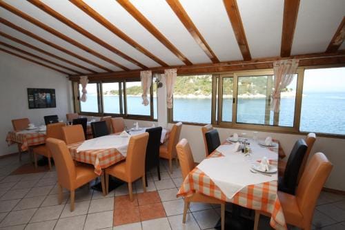 Apartments and rooms by the sea Zaklopatica, Lastovo - 994 Hotel in Dubrovnik-Neretva County