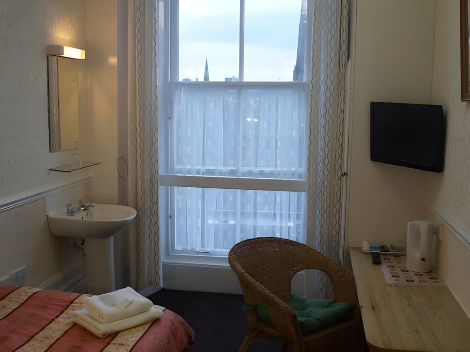 Hampton Court Guesthouse Hotel in Glasgow