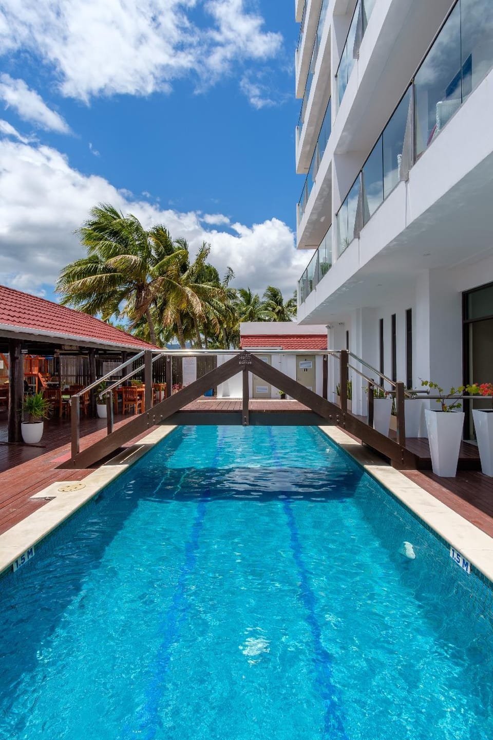 Swimming pool [outdoor]