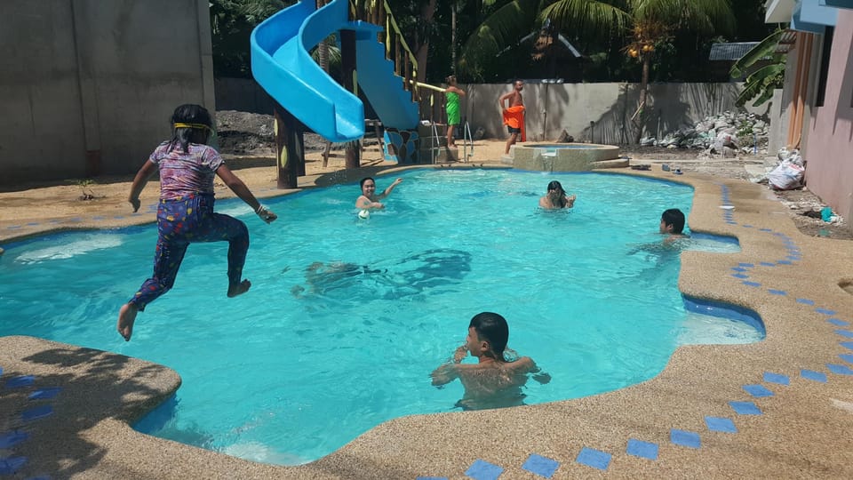 Swimming pool [outdoor]