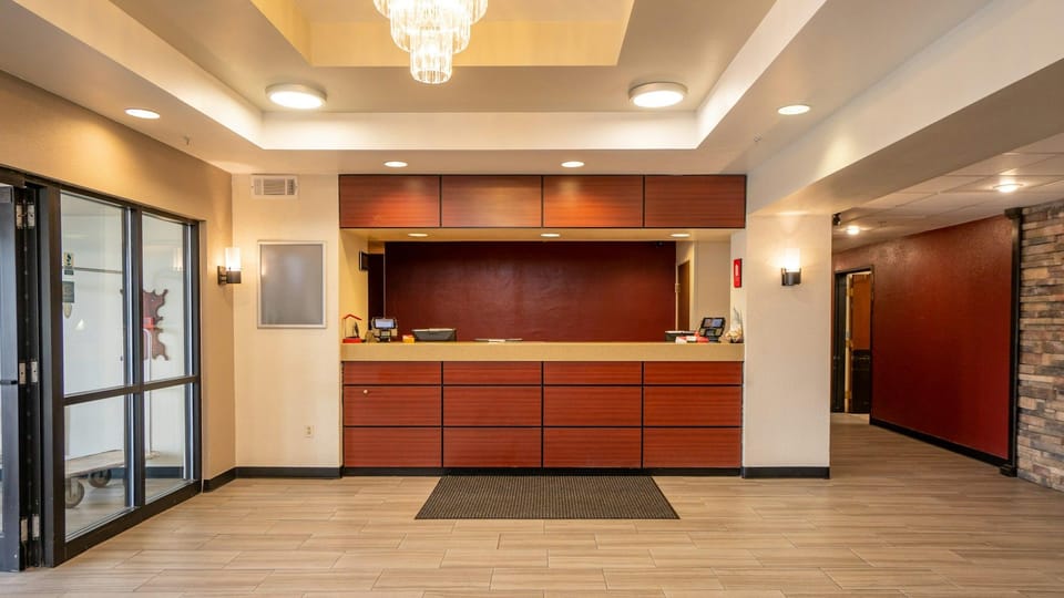 Red Roof Inn & Suites Indianapolis Airport Hotel in Indianapolis
