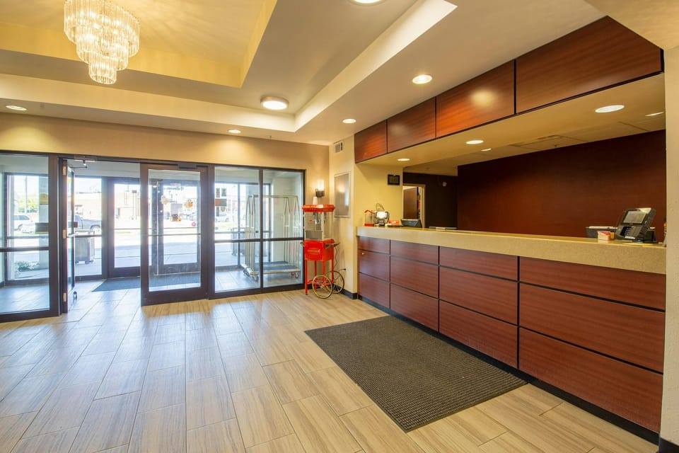 Red Roof Inn & Suites Indianapolis Airport Hotel in Indianapolis