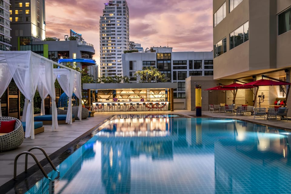 Swimming pool [outdoor]