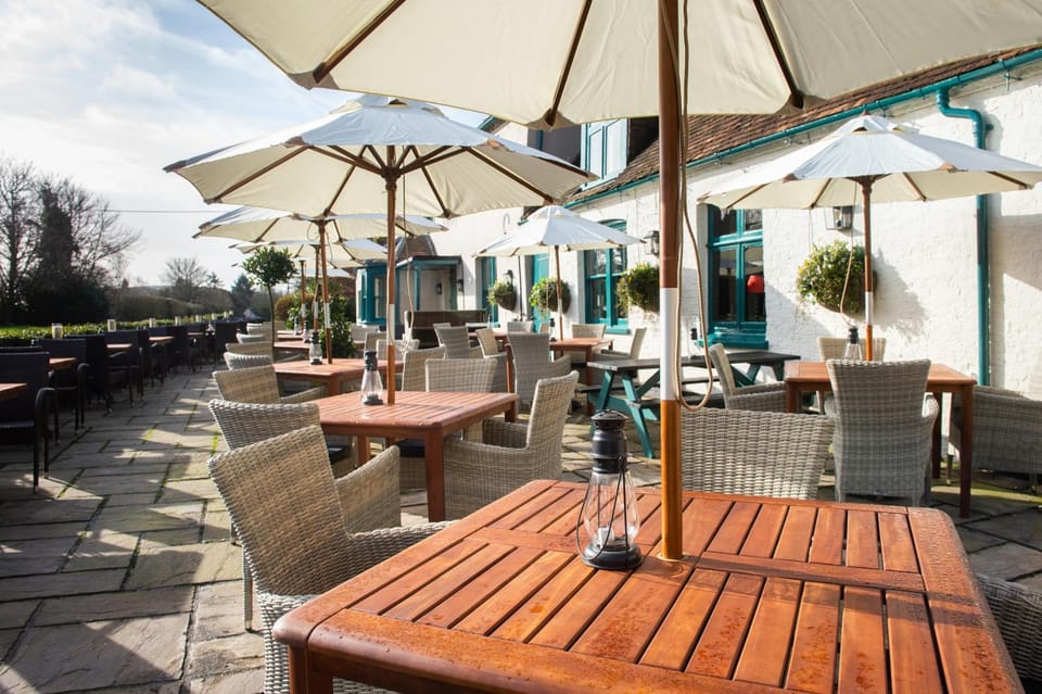 The Carnarvon Arms Inn in Test Valley District