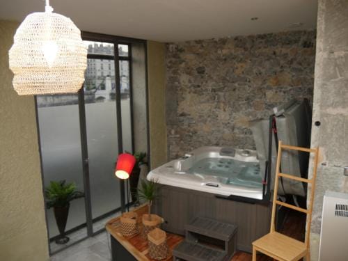 Appartement spa privatif Grenoble At Home Spa Hotel in Grenoble