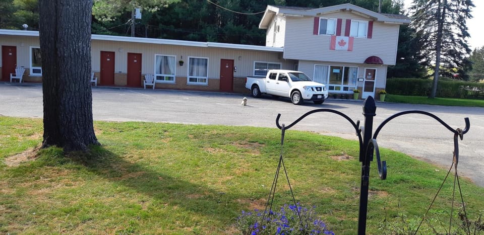 Pine Grove Motel Motel in Sault Ste Marie