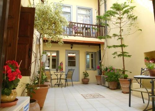 Madonna Studios Hotel in Chania
