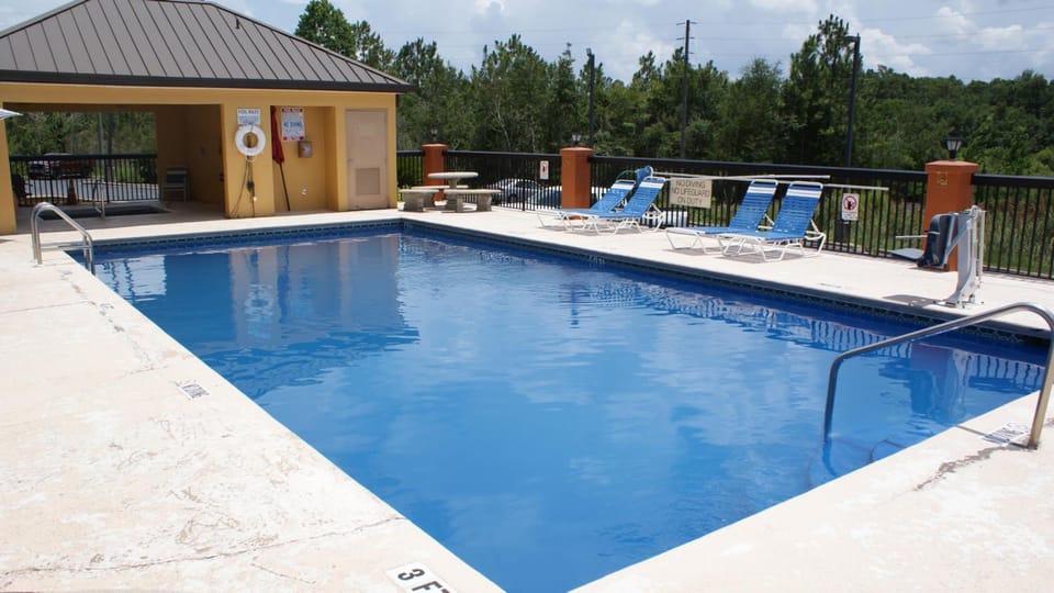 Home Town Inn & Suites Hotel in Crestview