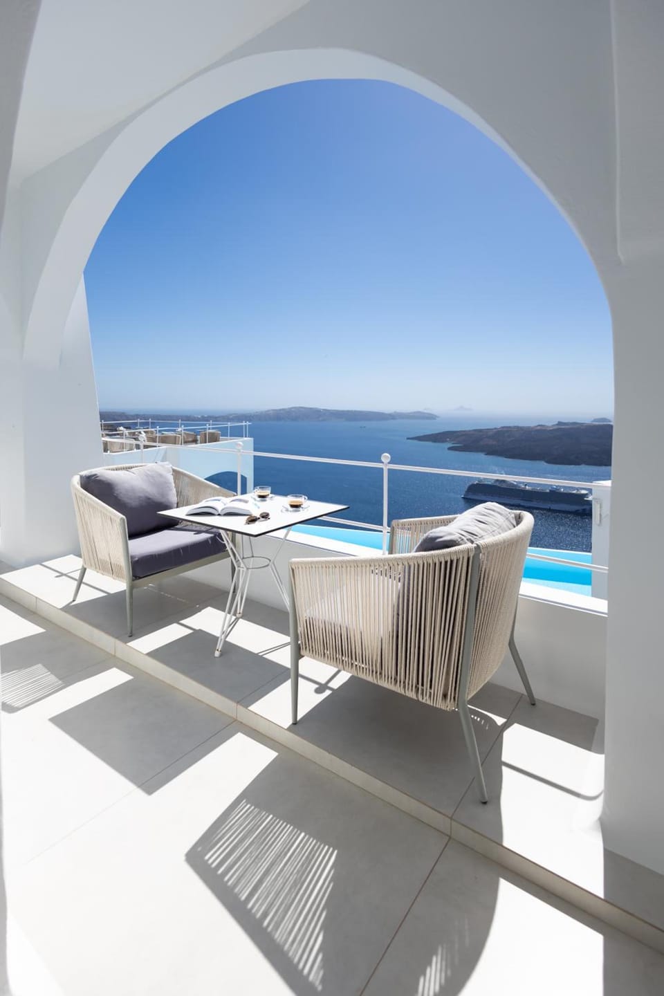 Cosmopolitan Suites Hotel in Thera