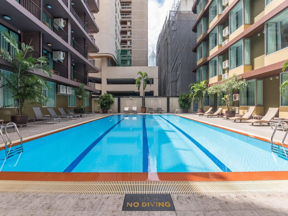 Swimming pool [outdoor]