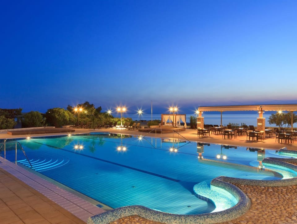 Swimming pool [outdoor]