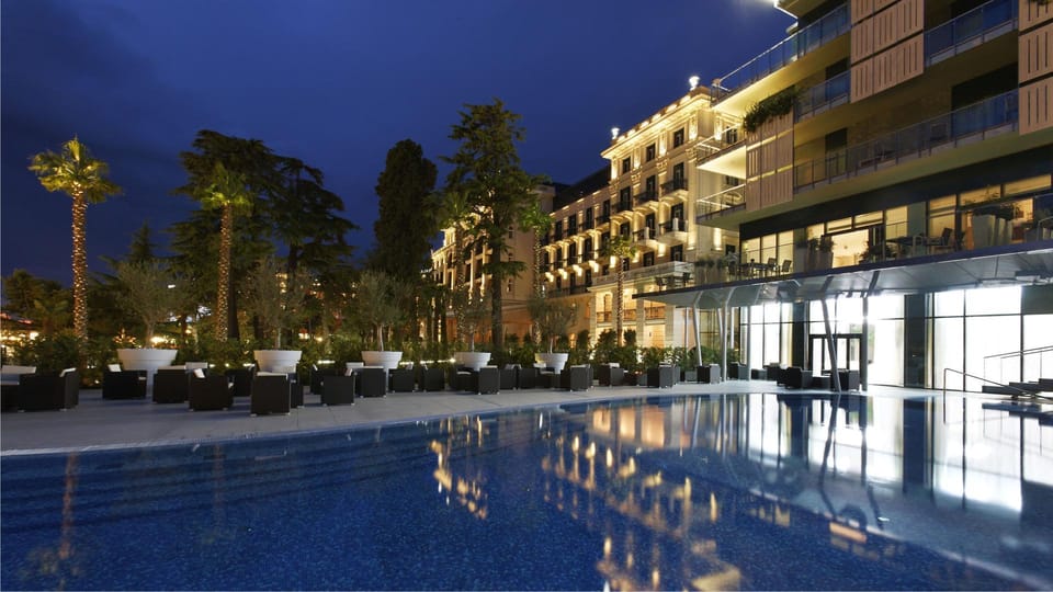 Poolside bar
