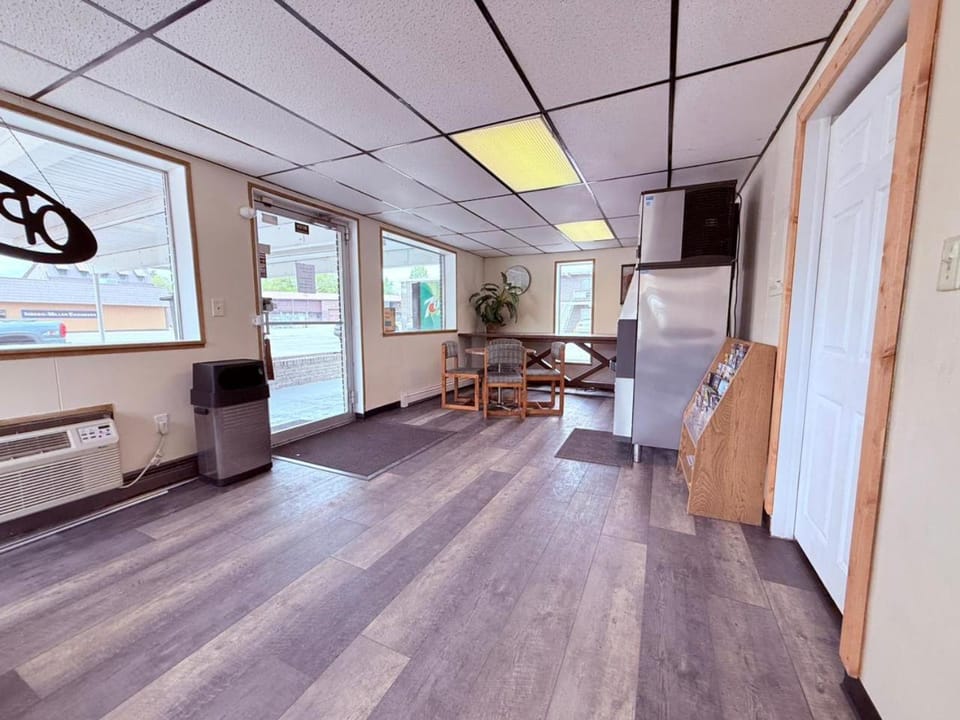 Tomahawk Motor Lodge Riverton US-26 Motel in Riverton