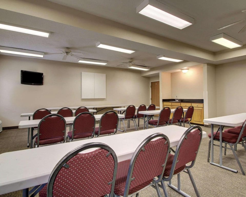 Columbia Inn & Suites Hotel in Mississippi