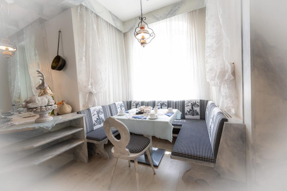 Hotel Garni Hubertus-Nostalgie & Charme Hotel in Tyrol