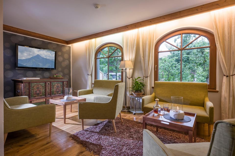 Shared lounge/TV area