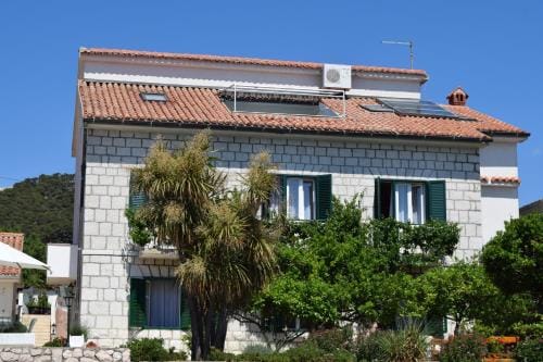 Apartments and rooms by the sea Barbat, Rab - 4973 Hotel in Lika-Senj County