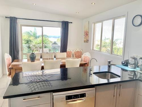 Amazing Seaview House Hotel in Auckland