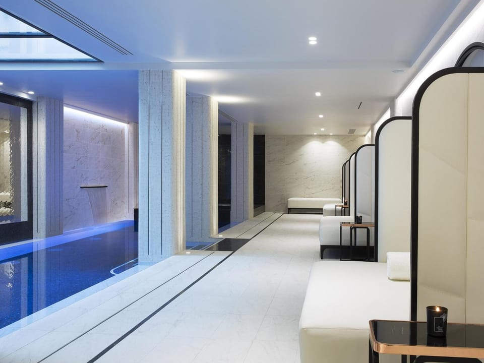 Le Narcisse Blanc Hotel in Paris