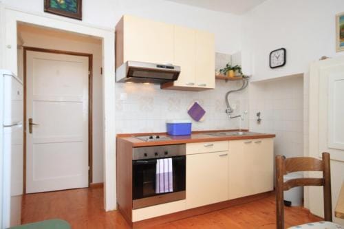 Apartments and rooms by the sea Komiza, Vis - 8910 Hotel in Komiža