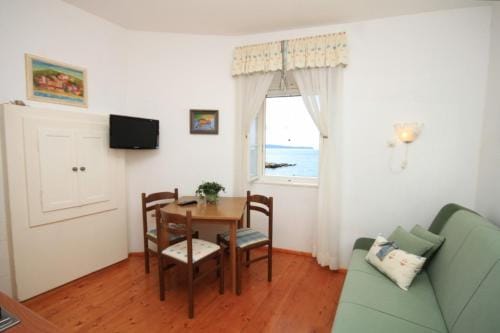 Apartments and rooms by the sea Komiza, Vis - 8910 Hotel in Komiža