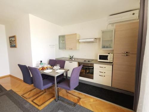 Apartments and rooms with parking space Makarska - 6767 Hotel in Makarska
